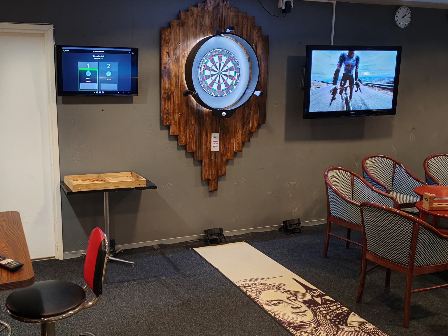 Scolia darts-taulut kahvilan puolella