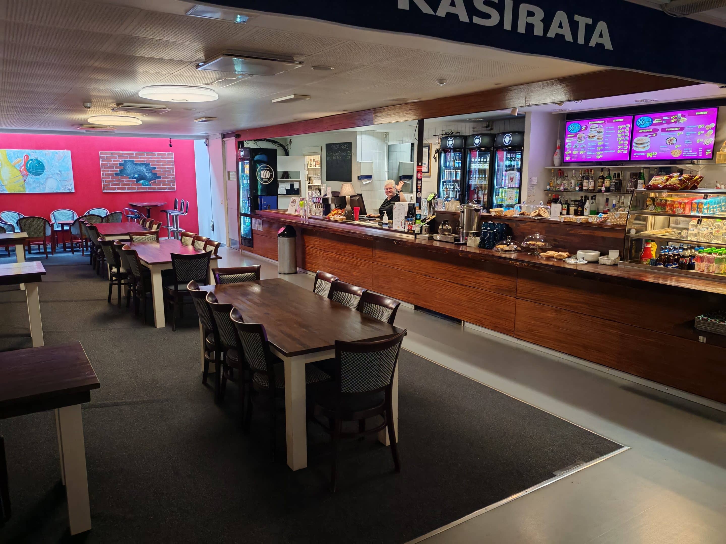 Salon Keilahallin kahvilan leivonnaisia